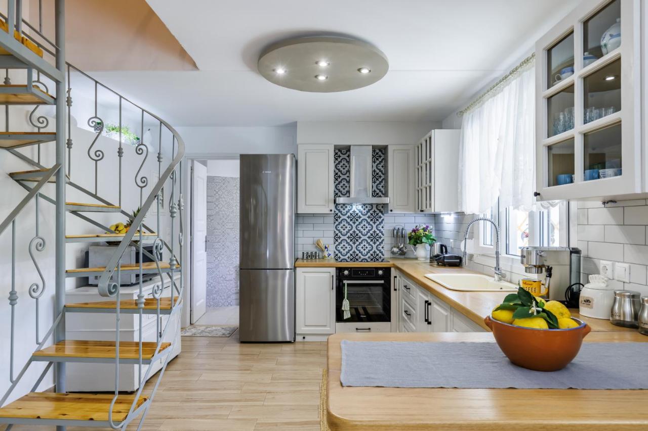 Karderina Cozy By The River Villa