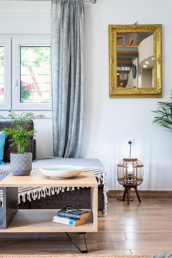 Karderina Cozy By The River *